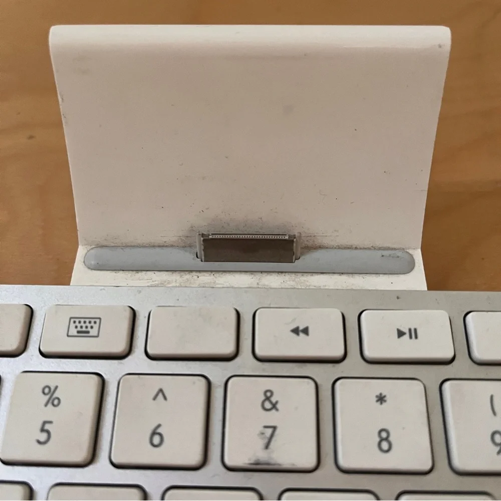APPLE Ipad White Keyboard Dock Untested Older Gen Compatible